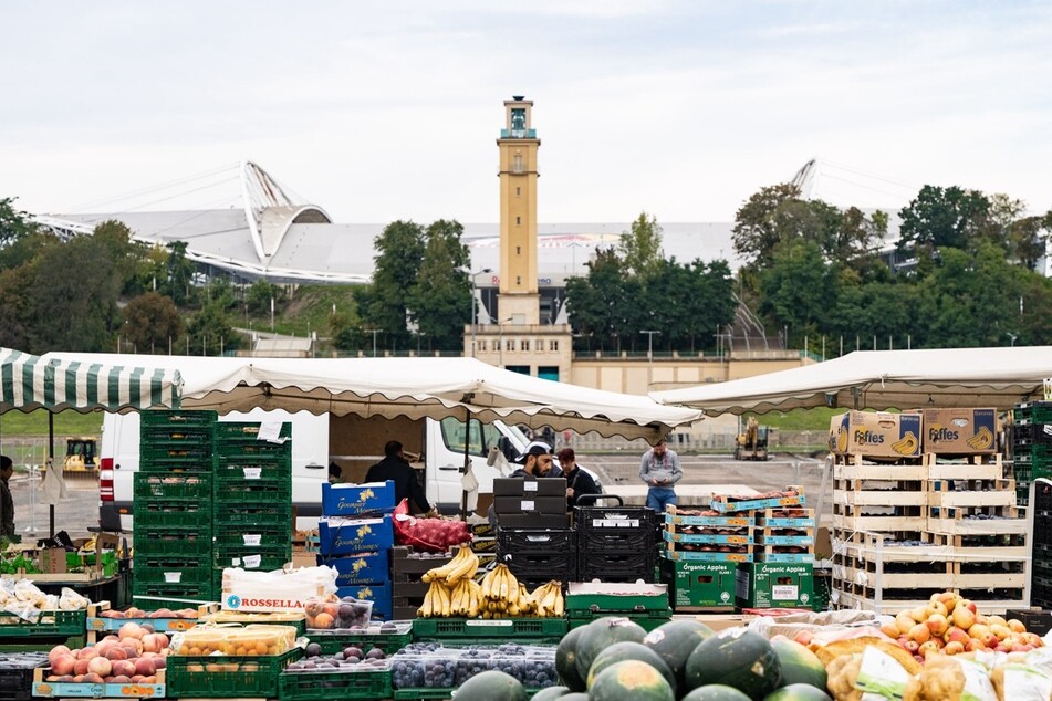 Auf dem Markt am Sportforum Leipzig werden verschiedene Lebensmittel und Waren angeboten.