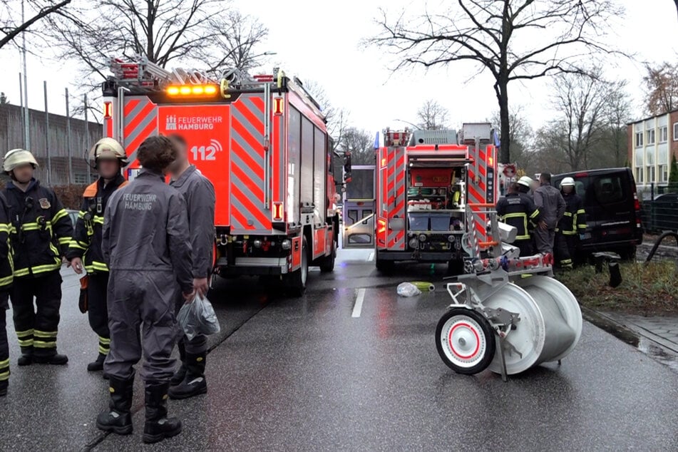 Die Feuerwehr vor Ort hat die leblose Person in dem Gebäude, in dem es brannte, gefunden.
