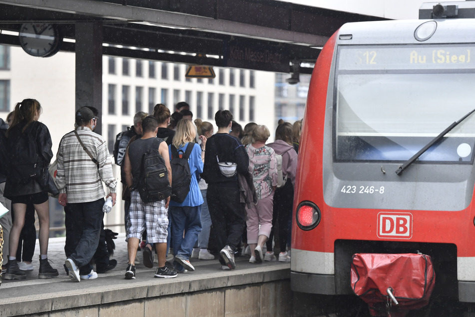 Pünktlich zum EM-Start legte die Bahn mit einer Störung los. (Symbolbild)