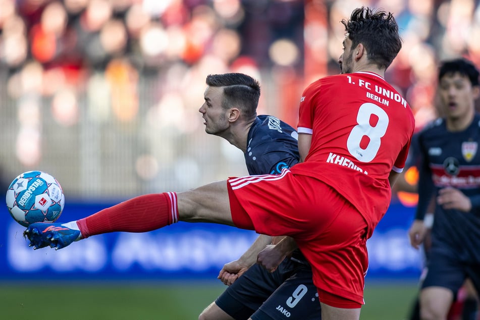 Sasa Kalajdzic vom VfB Stuttgart kämpft mit Berlins Rani Khedira (r) um den Ball.