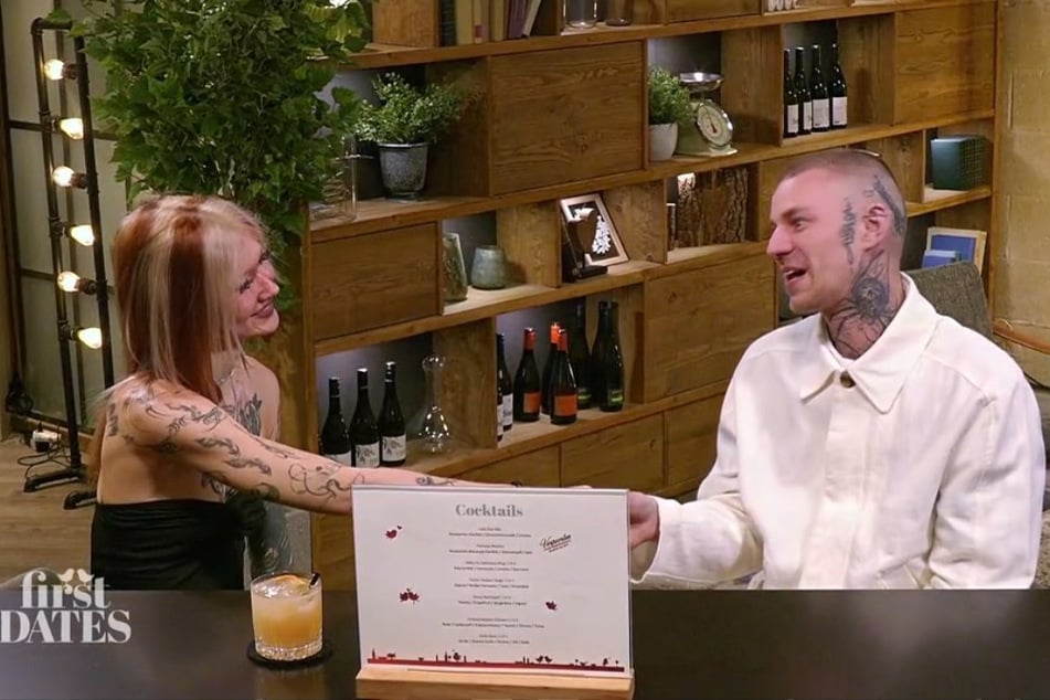 Dennis (32) ist bei der ersten Begegnung mit Lina (25) sichtlich nervös.