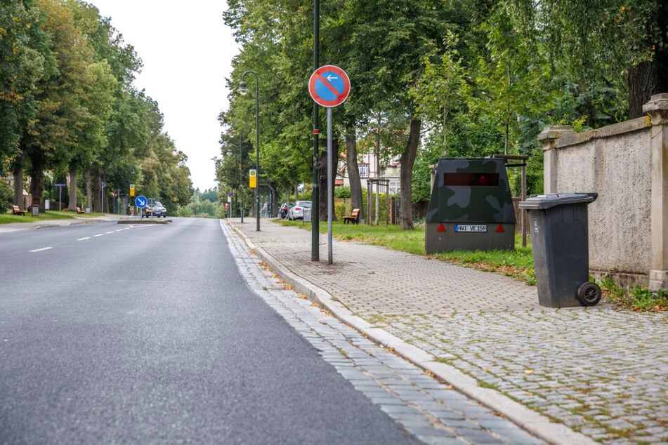 Gut getarnt lauert der Knipser hinter einer Mauer am Straßenrand.