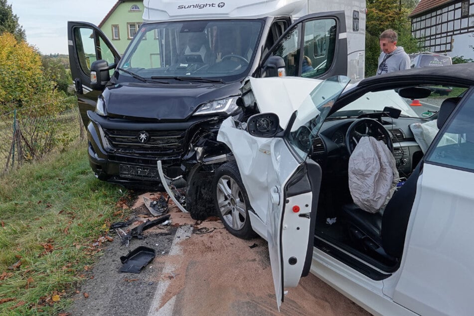 BMW kracht gegen VW und Fiat: Zwei Verletzte nach heftigem Unfall