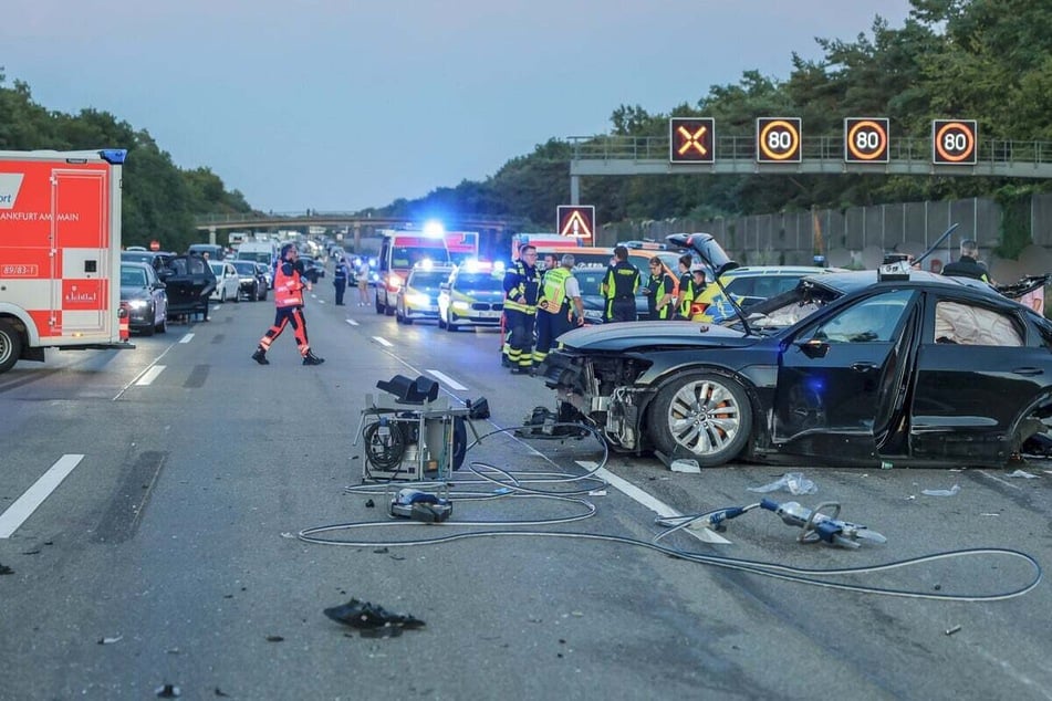 Die Sperrung der Autobahn in beide Fahrtrichtungen dauerte bis in die frühen Morgenstunden am Montag an.