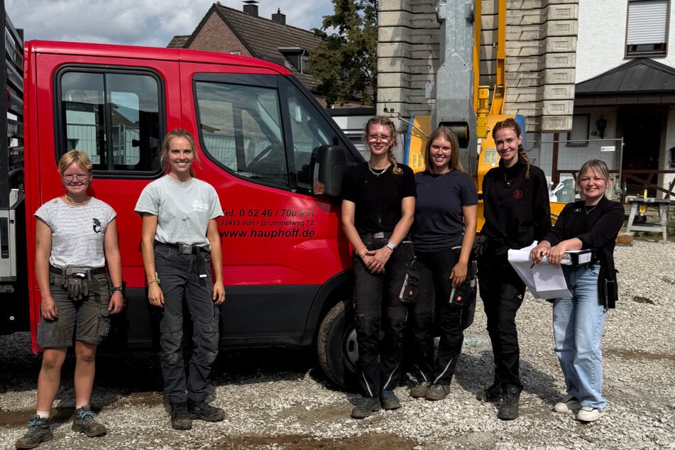 Die Maurerinnen Finja Prott (v.l.), Theresa Schiermeier, Lena Rodenjohannshenrich, Victoria Jochens, Anlagenmechanikerin Sandra Hunke und Architektin Regina Harin auf der Baustelle im Dorf Schlangen.