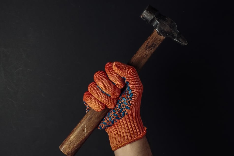 Mit einem Hammer soll die 32-Jährige ihren Ehemann auf den Kopf geschlagen haben. (Symbolbild)