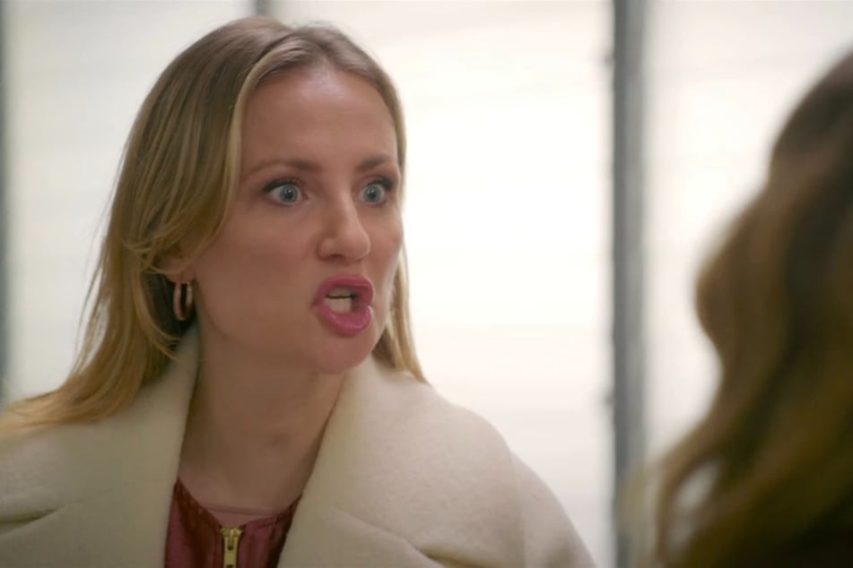 Isabelle will Nathalie zu einer Anzeige gegen Emma bringen.