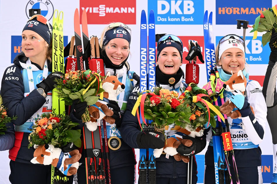 Ihren ersten und bisher einzigen Weltcupsieg feierte Ragnhild Femsteinevik (30, 2.v.l.) 2023 mit der norwegischen Damenstaffel. Jetzt kehrt sie dem Biathlon erst einmal den Rücken – aus gutem Grund.