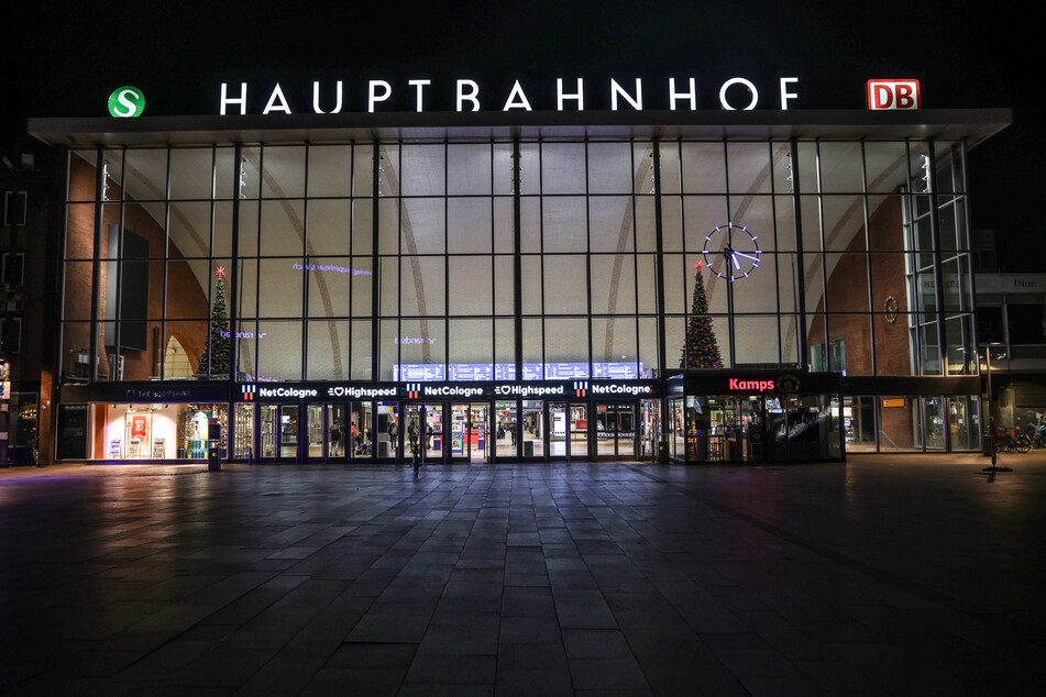 Die Polizisten hatten den 43-Jährigen des Kölner Hauptbahnhofs verwiesen - der Mann reagierte jedoch alles andere als kooperativ!