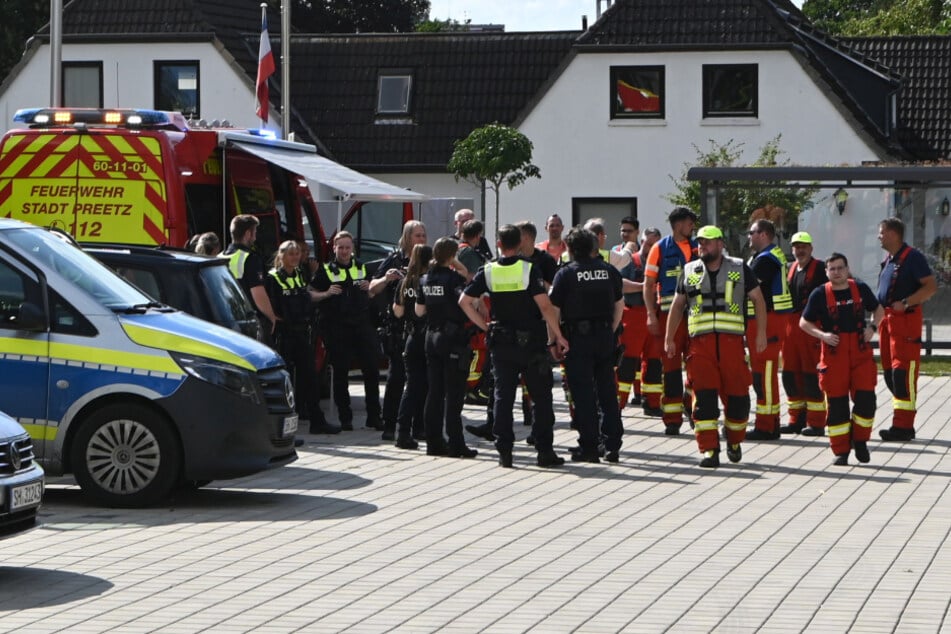 Polizei und Feuerwehr suchen mit einem Großaufgebot nach dem vermissten Mädchen.