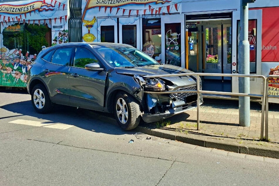 Nach dem Zusammenprall mit der Bahn kollidierte der Ford mit einem Geländer.