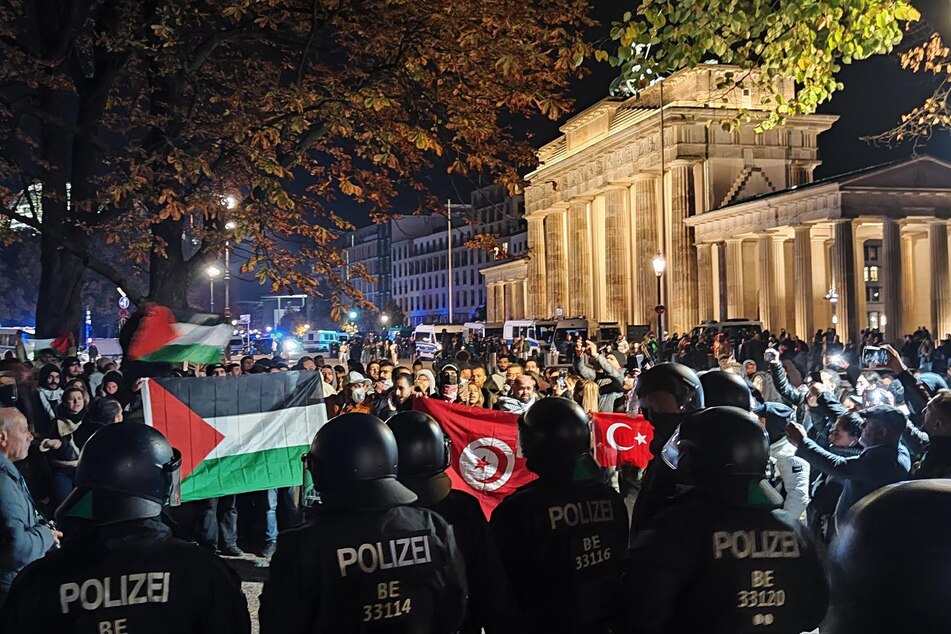 Berlin: Palästina-Proteste Eskalieren - Polizisten Am Brandenburger Tor ...