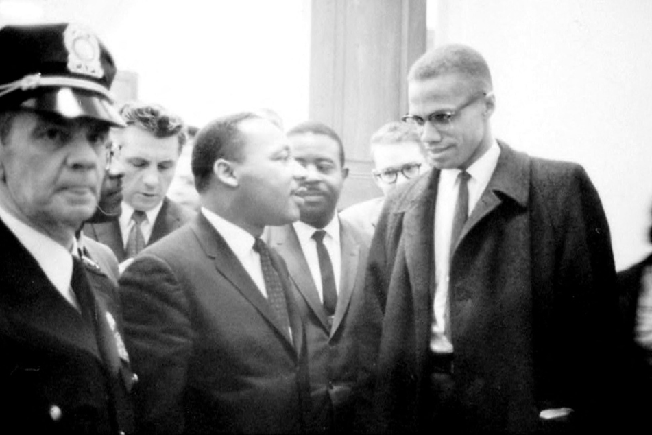Civil rights leaders Malcolm X (r.) and Martin Luther King, Jr. (c.) in March 1964.