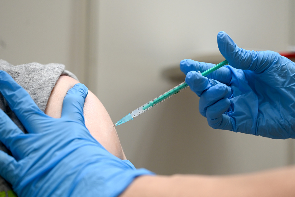 Eine Ärztin impft einen Mann mit einem Corona-Impfstoff. (Symbolbild)