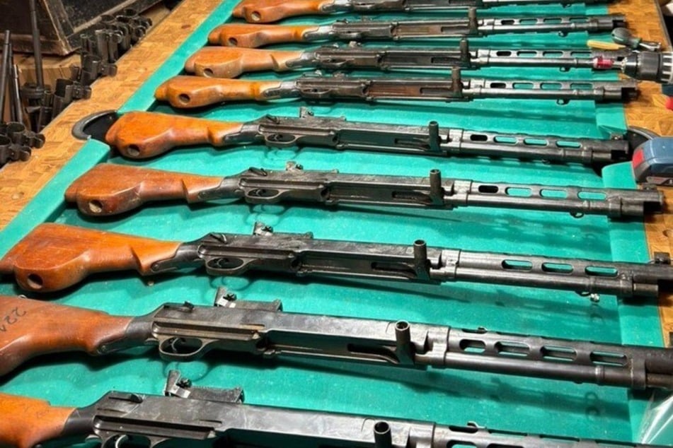 In dem Haus des 59-jährigen Hauptverdächtigen wurden mehrere Langschusswaffen gefunden.