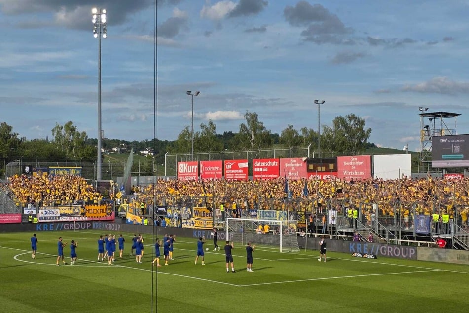 Alle Fans da, die Mannschaft ist bereit. Es kann losgehen!