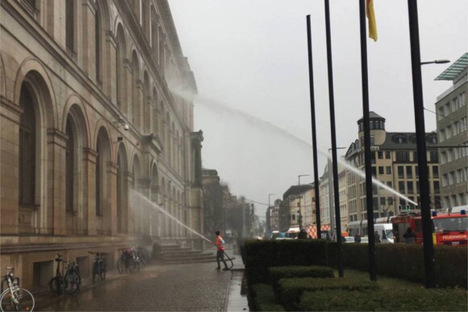 Aktivisten der Letzten Generation haben am Dienstagmorgen das Bundesverkehrsministerium in Berlin mit Wasser abgespritzt, um Verkehrsminister Volker Wissing eine symbolische kalte Dusche zu verpassen.