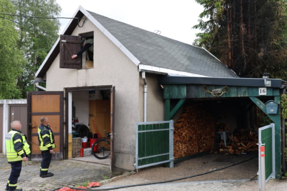 Carport-Brand im Erzgebirge: Eingelagertes Feuerholz steht in Flammen