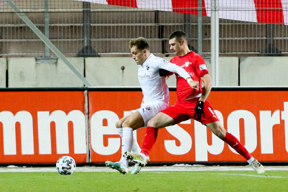 Dennis Eckert Ayensa (ngolstadt, links) und FSV-Abwehrmann Jozo Stanic im Zweikampf.