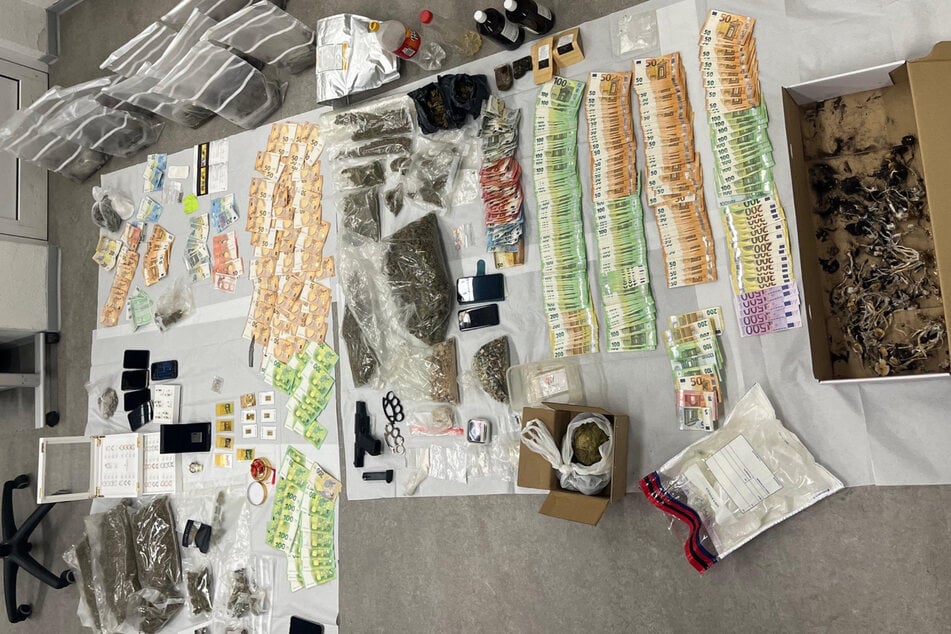Die Ermittler stellten bei der Razzia jede Menge Bargeld, Drogen jeder Art und Waffen sicher.