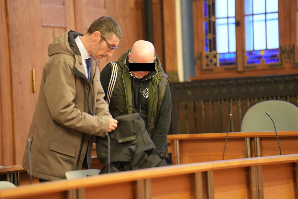 Unfallfahrer Ulf L. (58, rechts) mit seinem Anwalt im Landgericht Bautzen.