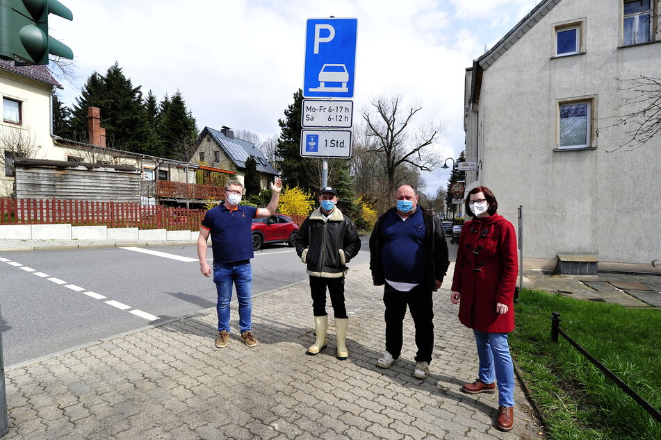Zurück zu den Kurzzeit-Parkplätzen - das fordern in Markersdorf (v.l.): Silvio Werner (43), Benny (39) und Steffen Gränitz (64) sowie Stadträtin Sabine Brünler (36, Linke).