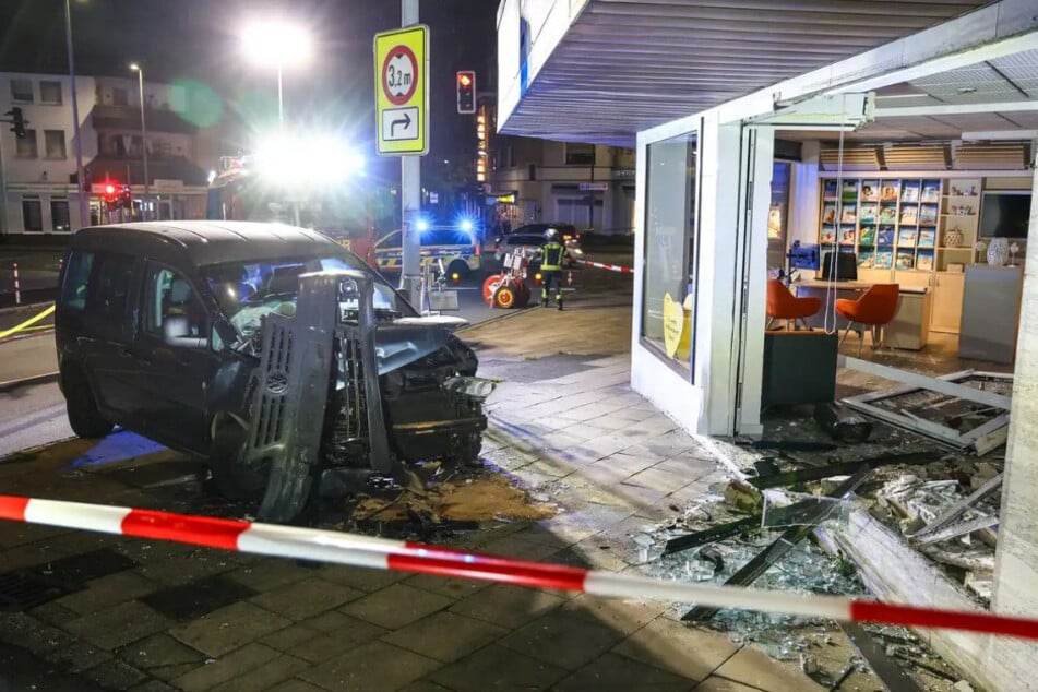 Mann verliert Kontrolle über Auto und brettert frontal in Reisebüro: Gebäude einsturzgefährdet!