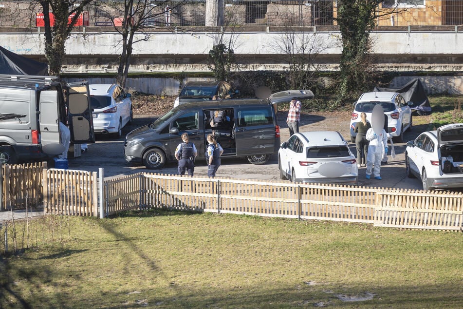 Einsatzkräfte der Polizei sind an einem Tatort Ende Februar beschäftigt. Zuvor war in einem abgestellten Auto ein toter Mann gefunden worden.