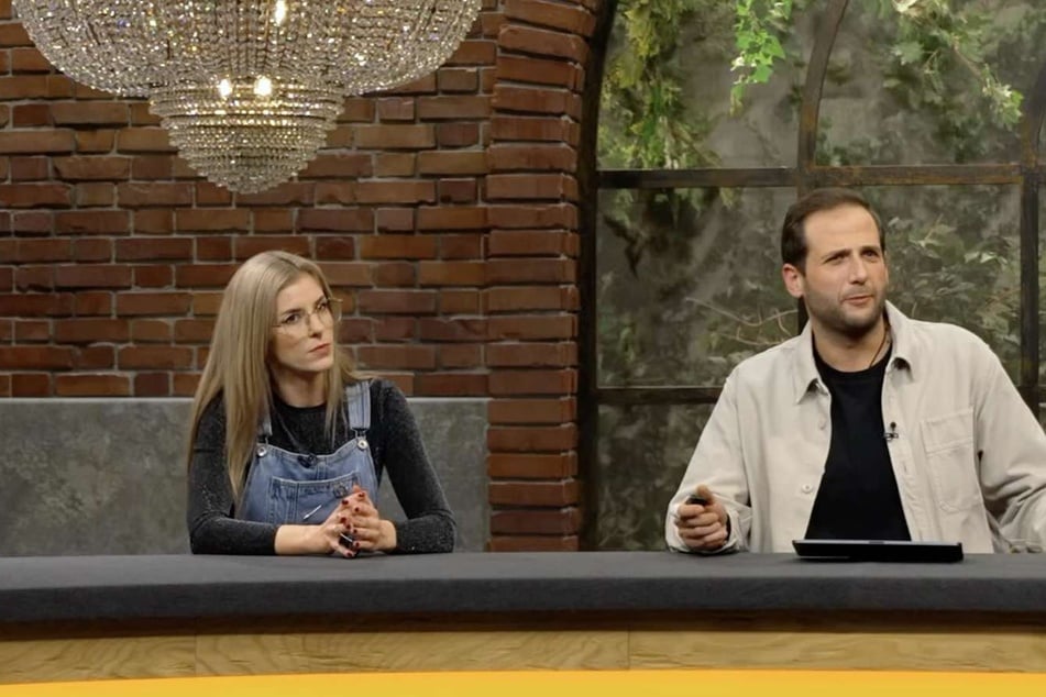 Julian Schmitz-Avila (39) gibt das erste Gebot im Händlerraum ab.