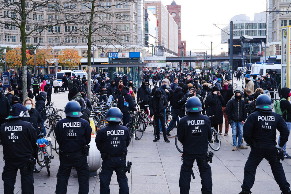 Zu dem Vorfall soll es im Dezember 2020 während einer Demonstration gegen die Corona-Maßnahmen auf dem Alexanderplatz gekommen sein. (Archivfoto).