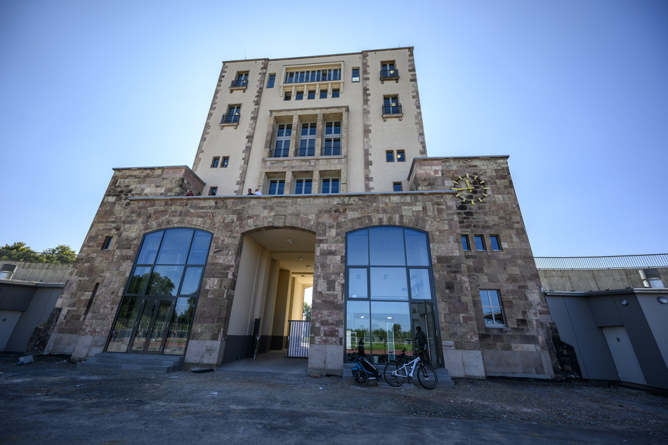 Er strahlt wieder: Der "Marathonturm" am Chemnitzer Sportforum wurde am heutigen Freitag feierlich eingeweiht.