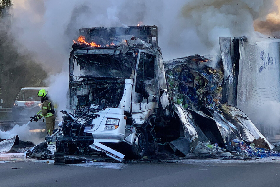 Nach Unfall völlig verkohlt: Brennender Lkw auf A2 sorgt für Stau