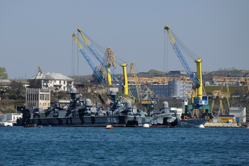 Durch ukrainische Drohnenangriffe soll ein schweres Patrouillenboot der russischen Schwarzmeerflotte getroffen worden sein.