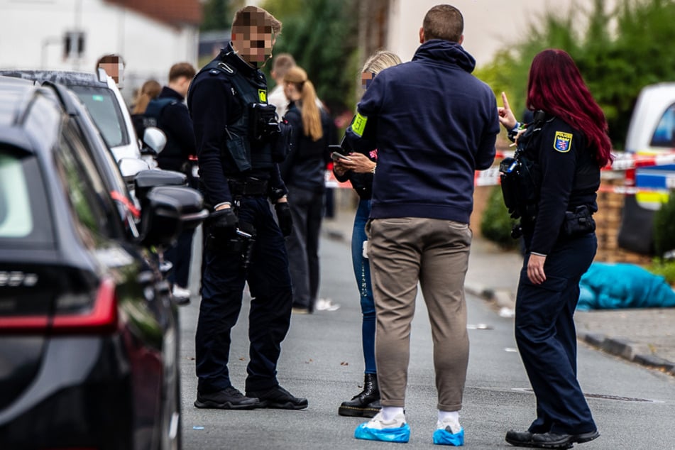 Schüsse und zwei Schwerverletzte in Mörfelden-Walldorf: Am Tatort in der Coutandinstraße setzten umfangreiche Ermittlungen ein.