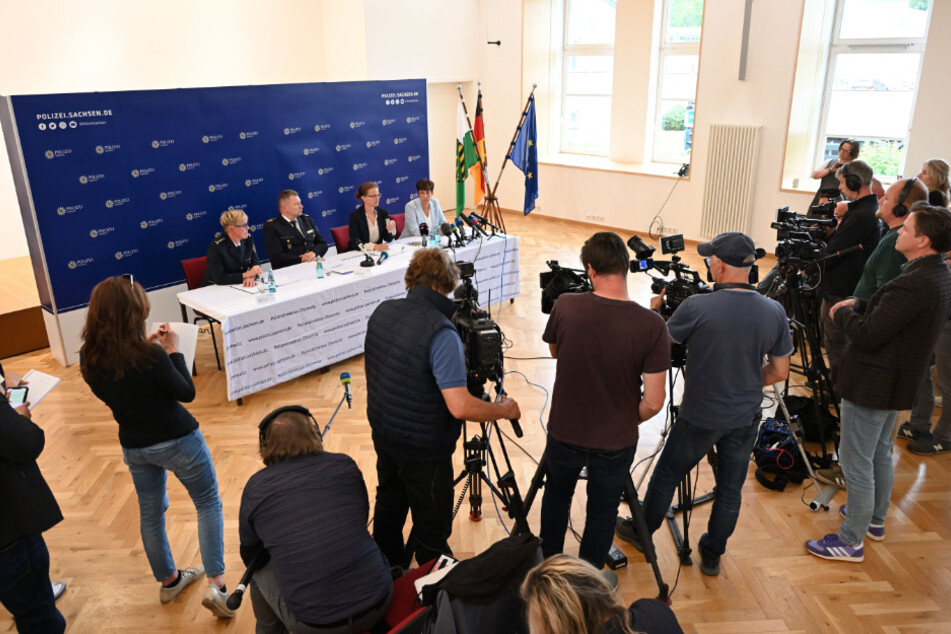 Zahlreiche Journalisten verfolgten die Pressekonferenz der Polizei zum Fund des gesuchten Mädchens.