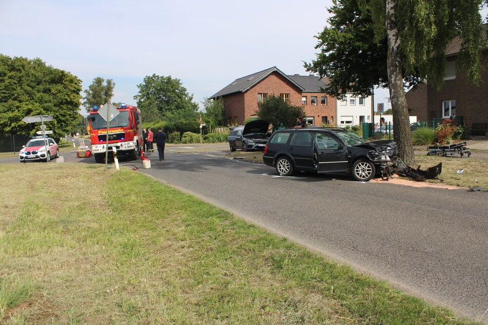 Beide Autofahrer zogen sich bei dem Unfall in Titz (Kreis Düren) schwere Verletzungen zu.
