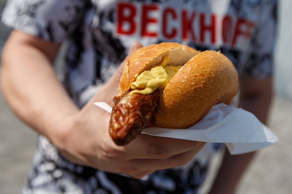 Die Bratwurst gehört zum Stadionbesuch dazu. Sie kostet in Dresden 4 Euro, in Aue 3,50.