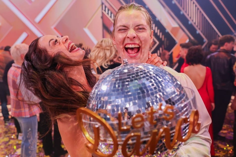Sänger Gabriel Kelly gewann vor zwei Jahren die RTL-Tanzshow "Let's Dance". In der WDR-Talkshow berichtet der 25-Jährige von seiner Kindheit im Wohnmobil.