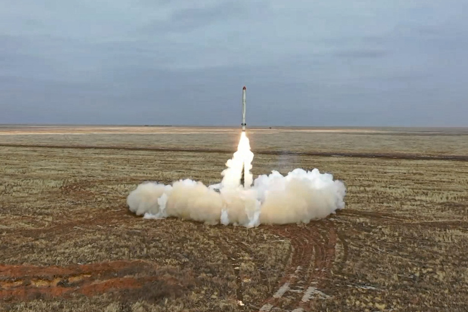 Dieses vom Pressedienst des russischen Verteidigungsministeriums zur Verfügung gestellte Videostandbild zeigt eine russische Iskander-K-Rakete, die während einer Militärübung auf einem Truppenübungsplatz Anfang des Jahres in Russland abgeschossen wird.