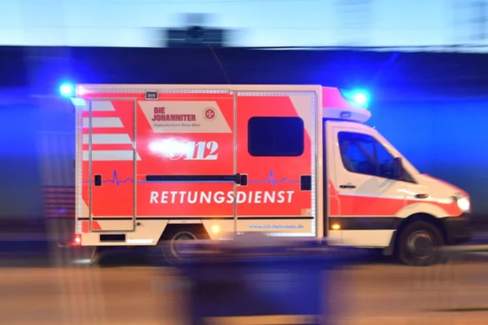 Audi-Fahrer erfasst drei Fußgänger: Zwei Kinder im Krankenhaus