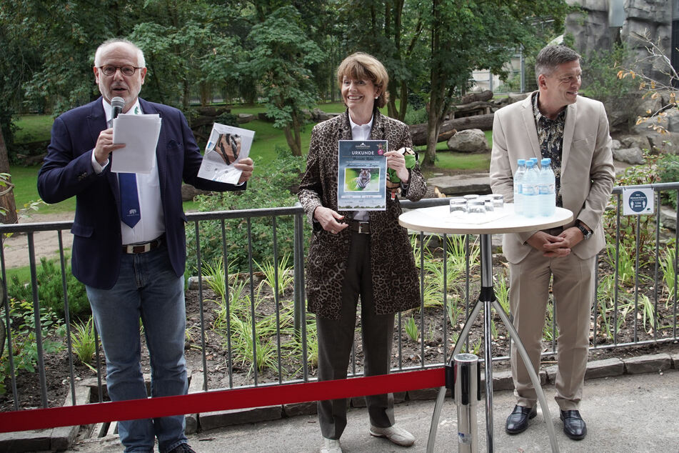 Zoodirektor Prof. Theo B. Pagel (59), Oberbürgermeisterin Henriette Reker (63, parteilos) und Zoo-Vorstand Christopher Landsberg bei der Einweihung.