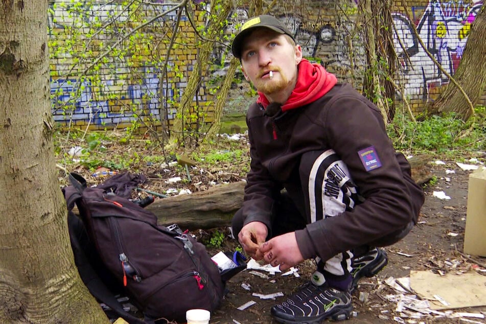 Alex (23) aus Leipzig kennt es kaum anders, als im Dreck sein Heroin zu spritzen - eine gefährliche Angelegenheit.
