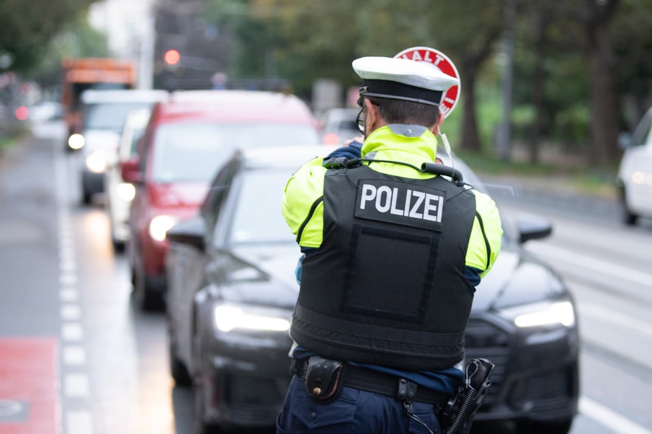 Festnahme! Polizeibeamte konnten den mutmaßlichen Porsche-Dieb schnappen. (Symbolbild)