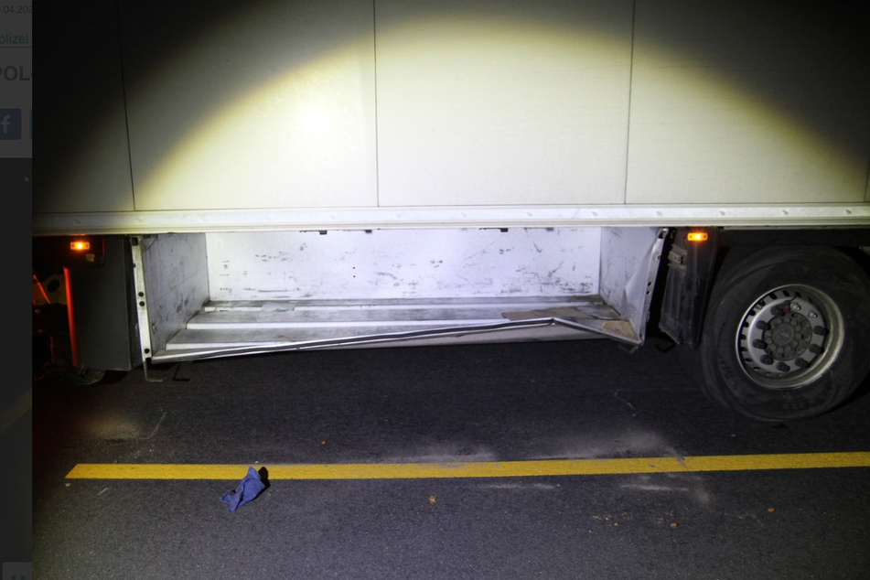 Auch der untere Teil des Lkw-Anhängers bekam durch den Unfall etwas ab.