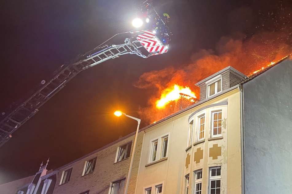 Lodernde Flammen am frühen Morgen: Feuerwehr Oberhausen bekämpft zwei Brände