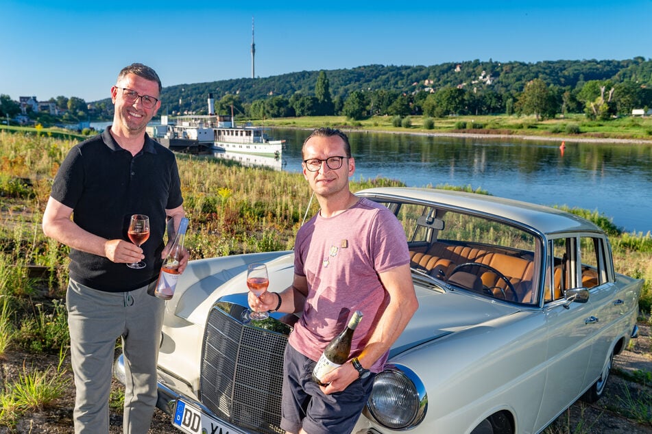 Jens Pietzonka (52, l.) und Rafael Müller (42) laden zu "Cars N' Wine" an die Elbzentrale ein.