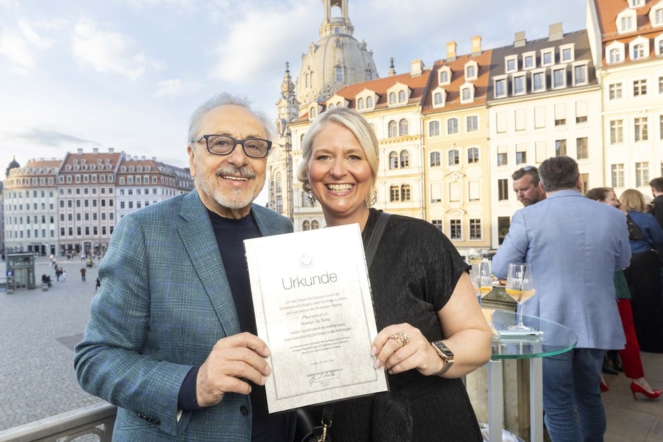 TV-Liebling Wolfgang Stumph (80) brachte Hoteldirektorin Susann Starke (41) eine ganz besondere Urkunde mit.