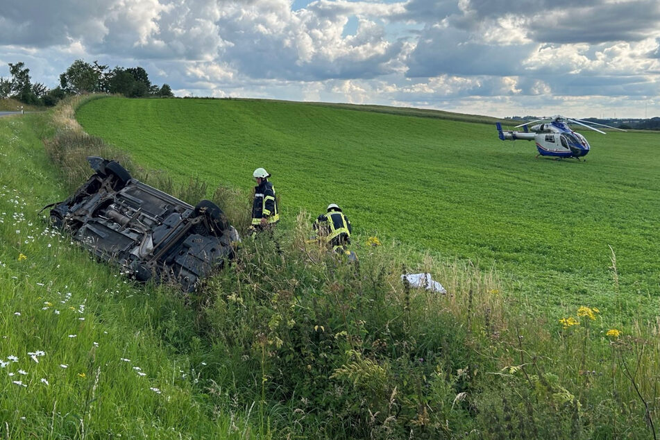 Der Wagen war von der Straße abgekommen und hatte sich im Anschluss überschlagen. Bei der Rettung der Verletzten waren auch zwei Hubschrauber in Einsatz