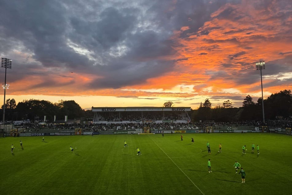 Im AKS war am Dienstagabend eigentlich alles bereit für den ersten Heimsieg der Saison. Doch die BSG Chemie Leipzig unterlag Jena mit 0:2.