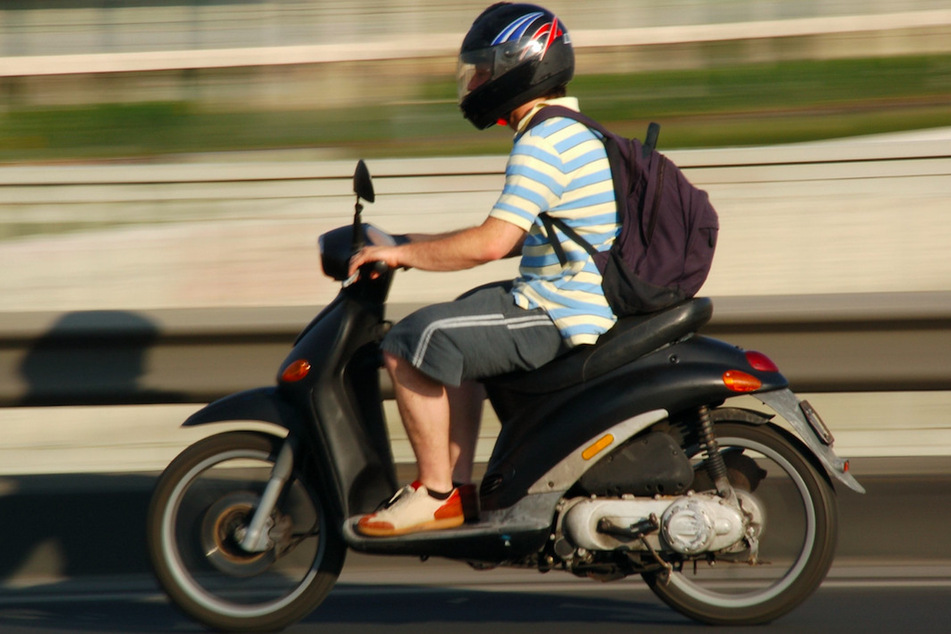 Die Polizei sucht einen Rollerfahrer, der Unfallflucht begangen hat. (Symbolbild)